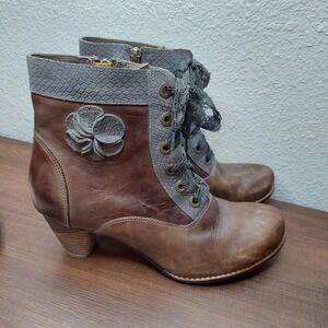 LArtiste Pinot Lace Up Ankle Boots Women Size 9 Brown Leather Floral Accent